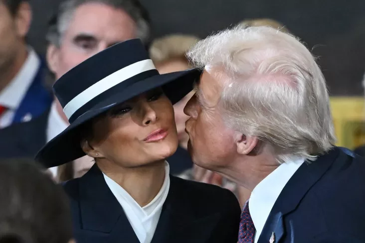 Donald Trump kisses Melania Trump Дональд Трамп цалуе Меланію Трамп Дональд Трамп целует Меланию Трамп